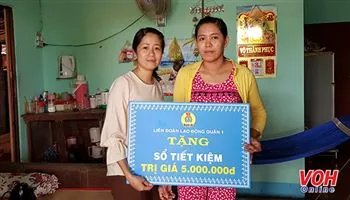 Tặng sổ tiết kiệm cho công nhân bị tai nạn lao động