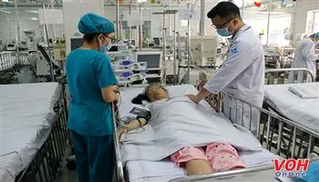 Cuộc mổ kéo dài hơn 8 tiếng để tái thông tĩnh mạch cửa cho bệnh nhi