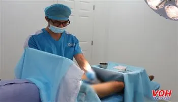 Nguy kịch vì nghịch dại cậu nhỏ