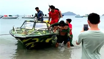 Bà Rịa-Vũng Tàu: Sóng lớn đánh lật úp tàu cá, 9 ngư rơi xuống biển