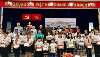 Trao tặng 228 suất học bổng cho học sinh nghèo hiếu học quận 8