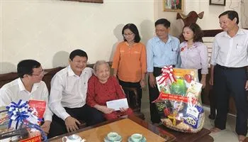 TPHCM: Thăm và tặng quà gia đình chính sách tại quận 10 và quận Bình Thạnh