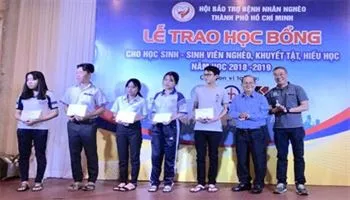 Trao hơn 1.380 suất học bổng cho học sinh nghèo hiếu học