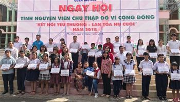 “Chia sẻ yêu thương – Lan tỏa nụ cười”: tặng gần 450 triệu đồng cho người nghèo