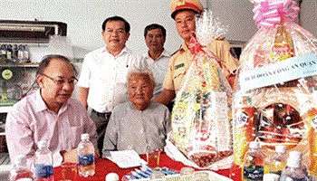 Giám đốc Công an TPHCM thăm, tặng quà gia đình chính sách tiêu biểu