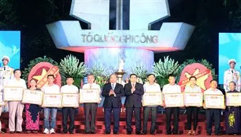 Không được quên những cống hiến, hy sinh của các thế hệ cha anh