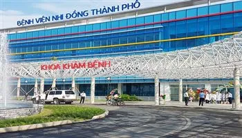 Bệnh viện Nhi Đồng TP khám bệnh miễn phí cho trẻ em ở Chợ Lách, Bến Tre