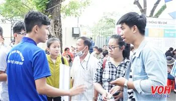 Tâm sự của phụ huynh trong ngày đưa con đi nhập học