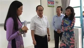 Bí thư Thành ủy Nguyễn Thiện Nhân thăm trường học nhân dịp năm học mới