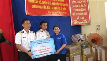 TPHCM trao tặng quà cho quân dân trên đảo Hòn Đốc