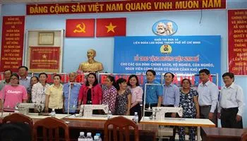 Trao phương tiện sinh kế cho người nghèo
