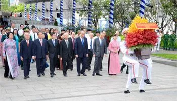 Đoàn đại biểu TPHCM dâng hương, dâng hoa tưởng niệm Chủ tịch Hồ Chí Minh và Chủ tịch Tôn Đức Thắng