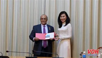 Trưởng đại diện Quỹ nhi đồng Liên Hiệp quốc tại Việt Nam được trao huy hiệu TPHCM