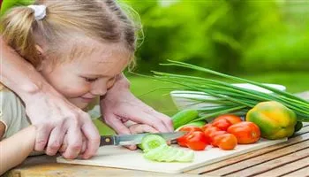 Dạy trẻ cách cắt, bổ trái cây như thế nào?