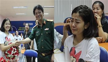 Sau 25 ngày điều trị, Mai Phương được giám đốc bệnh viện trao hoa ngày xuất viện