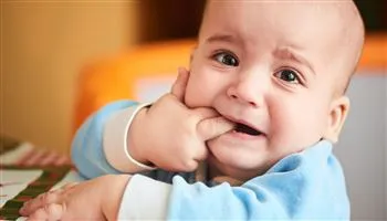 Cha mẹ cần phải làm gì lúc trẻ bị sốt khi mọc răng?