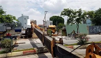 Đại lộ Phạm Văn Đồng ùn tắc do cần cẩu ngã chắn ngang đường