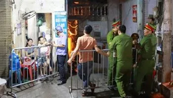 Đưa thi thế nạn nhân trong vụ cháy gần bệnh viện Nhi Trung ương ra ngoài