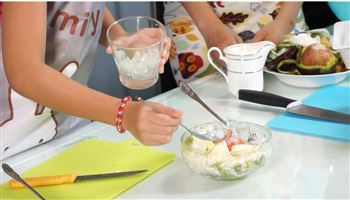 Cùng con vào bếp (Số 5) : Bé 6 tuổi có thể tự làm món trái cây dầm