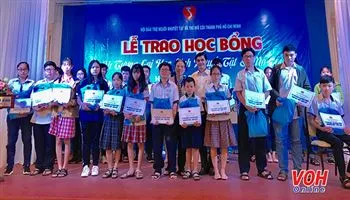 Hơn 530 suất học bổng trao cho các em học sinh, sinh viên khuyết tật mồ côi