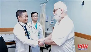Lực lượng phản ứng nhanh khoác áo blouse cứu sống bệnh nhân trong gang tấc