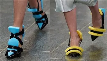 Giày từ… miếng mút rửa chén giá cao ngất ngưởng