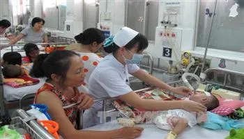 Cảnh giác: Số ca mắc tay chân miệng nhập viện tăng gấp 5 lần tại TPHCM