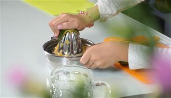 Cùng con vào bếp (Số 6): Vắt nước cam