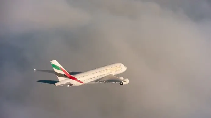 Video người bay đua tốc độ với máy bay A380 gây sốt