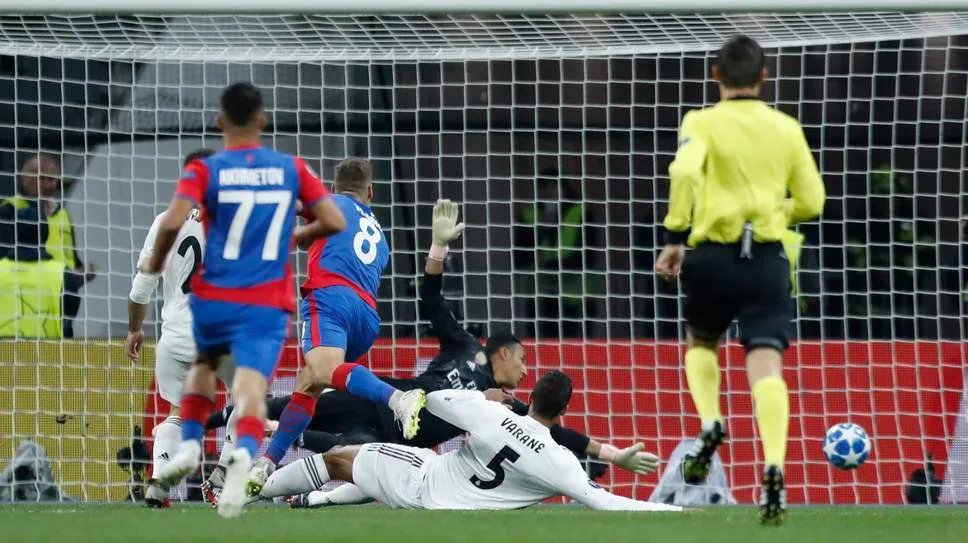 Thủ môn của Real Madrid Keylor Navas bất lực trong pha dứt điểm của Nikola Vlasic ngay phút thứ 2.