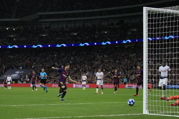 Messi ghi bàn vào lưới Tottenham