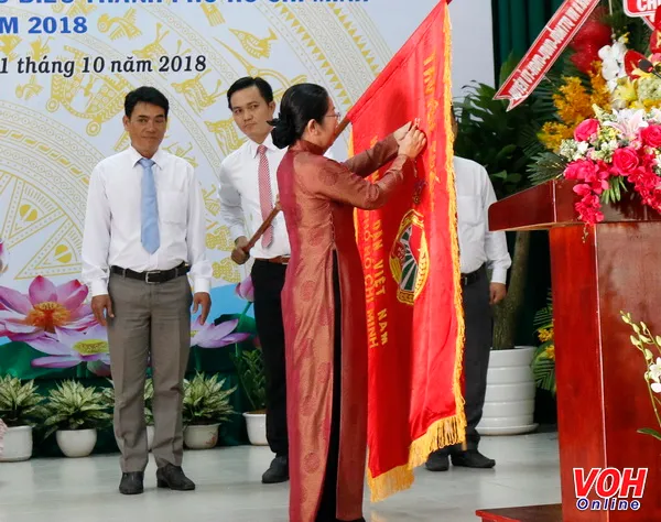 Bà Võ Thị Dung, Phó Bí thư Thành ủy trao Huân chương Lao động hạng Nhất cho Hội Nông dân Thành phố 
