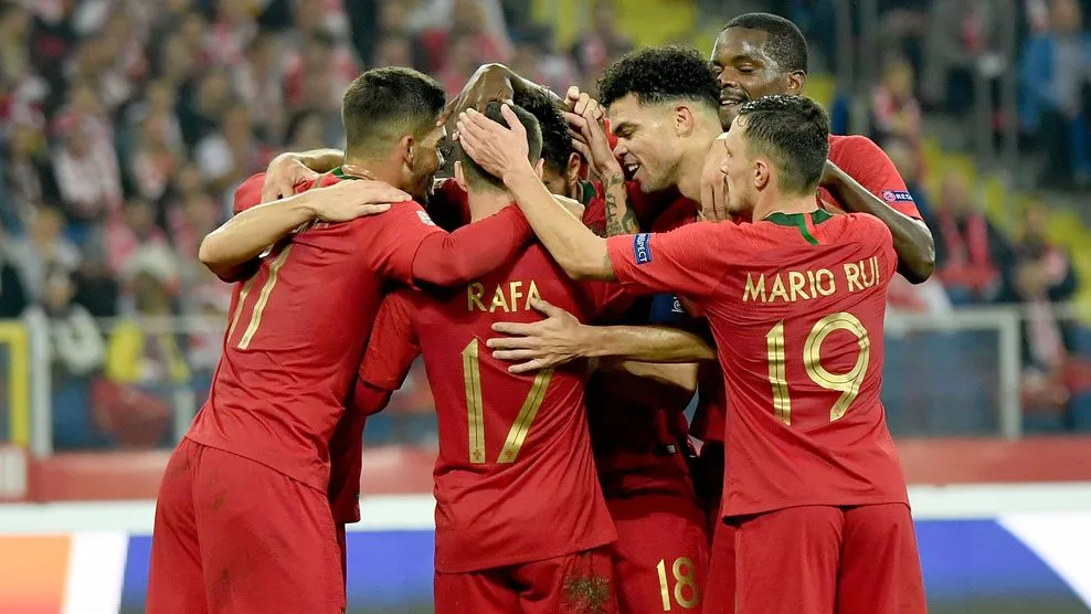 Các cầu thủ Bồ Đào Nha ăn mừng bàn thắng vào lưới Ba Lan.