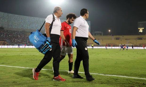 Salah rời sân sau khi dính chấn thương.