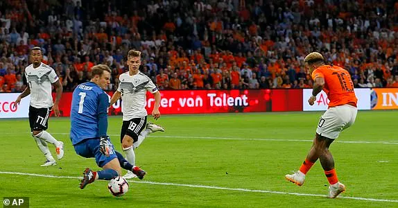 Depay (áo cam) đánh bại thủ môn Neuer của tuyển Đức nâng tỷ số lên 2-0 cho tuyển Hà Lan.