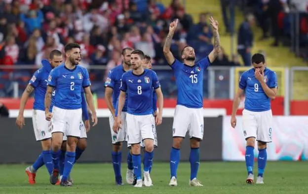 Cristiano Biraghi ăn mừng bàn thắng mang chiến thắng về cho Italy.