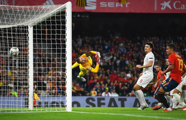 Thủ môn tuyển Anh Jordan Pickford vô vọng cản phá pha dứt điểm của Rodrigo của tuyển Tây Ban Nha.