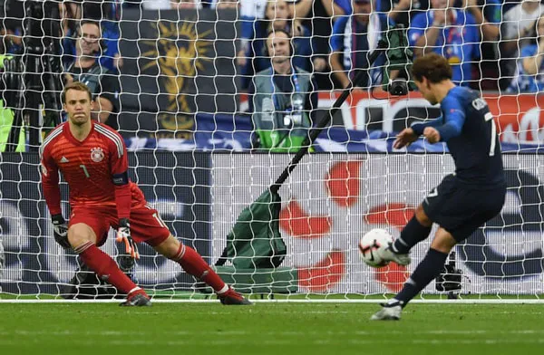 tiền đạo Antoine Griezmann đánh bại thủ môn tuyển Đức Neuer trên chấm 11 mét ấn định chiến thắng 2-1 cho tuyển Pháp