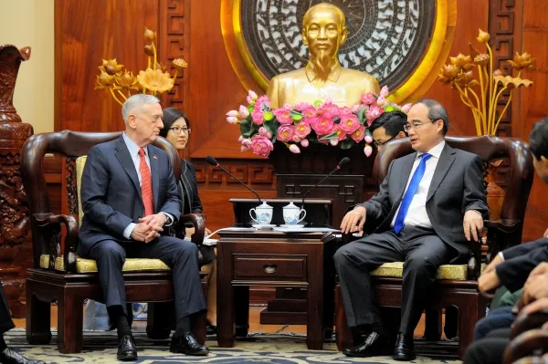  Ông Nguyễn Thiện Nhân - Ủy viên Bộ Chính trị, Bí thư Thành ủy (phải) tiếp ông James N.Mattis, Bộ trưởng Quốc phòng Hoa Kỳ