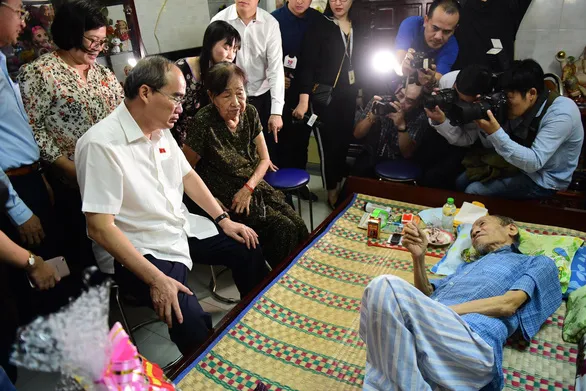Bí thư Thành ủy TPHCM Nguyễn Thiện Nhân thăm ông Trần Ngọc Minh tại chung cư Thạnh Mỹ Lợi - Ảnh: QUANG ĐỊNH