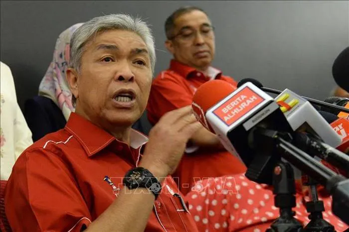 Ông Ahmad Zahid - hiện đang giữ chức Chủ tịch Đảng Tổ chức Dân tộc Mã Lai thống nhất (UMNO) đối lập, vốn từng là Đảng cầm quyền Malaysia suốt 60 năm trước khi thất bại gây sốc trong cuộc bầu cử vào tháng 5 vừa qua. Ông hiện phải đối mặt với 27 tội danh về rửa tiền, 10 tội danh về lạm dụng tín nhiệm và 8 tội danh về tham nhũng liên quan đến tổng số tiền 114 triệu ringgit (27,3 triệu USD).  Ông là cựu quan chức cấp cao mới nhất bị định tội trong thời điểm Malaysia tăng cường các cuộc điều tra về sự biến mất của hàng tỷ đô la trong Kho bạc Nhà nước. Cựu Phó Thủ tướng Malaysia Ahmad Zahid Hamidi phát biểu với báo giới tại Kuala Lumpur ngày 14/5/2018. Ảnh: AFP Cụ thể, 10 tội danh về lạm dụng tín nhiệm và 8 tội danh về tham nhũng có tổng số tiền liên quan là 42 triệu ringgit (10 triệu USD); 27 tội danh về rửa tiền có số tiền liên quan là lên đến 72 triệu ringgit (17,3 triệu USD), theo hãng thông tấn quốc gia Bernama.  Mỗi tội danh có thể bị định tội 20 năm tù giam với khoảng tiền phạt gấp 5 lần tổng số tiền bất hợp pháp trong các giao dịch rửa tiền và lợi dụng quyền lực.  Trong thời gian đương nhiệm, ông được cho là đã nhận 6 triệu ringgit (1,4 triệu USD) từ quan chức của một công ty có hợp đồng 5 năm với Chính phủ để cung cấp 12,5 triệu chip điện tử cho hộ chiếu Malaysia.   Cũng theo Bernama, ông cũng bị cáo buộc lạm dụng tiền từ Quỹ từ thiện do gia đình quản lý để giải quyết các khoản nợ tín dụng chính bản thân và vợ. Tuy nhiên, Ahmad Zahid đã bác bỏ toàn bộ và nói rằng tất cả các khoản thanh toán đều do trợ lý thực hiện.   Ông Zahid là cựu quan chức cấp cao mới nhất của Malaysia và là một trong những thành viên của UMNO bị bắt do cáo buộc tham nhũng. Trước đó, cựu Thủ tướng Malaysia Najib Razak, người từng là Chủ tịch UMNO, cùng vợ ông là bà Rosmah Mansor đã bị bắt giữ do dính líu đến vụ bê bối tham nhũng nghìn tỷ USD tại Quỹ Đầu tư nhà nước 1Malaysia (1MDB).
