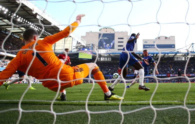 Thủ môn De Gea của Manchester United bất lực trước cú sút của cầu thủ Chelsea.