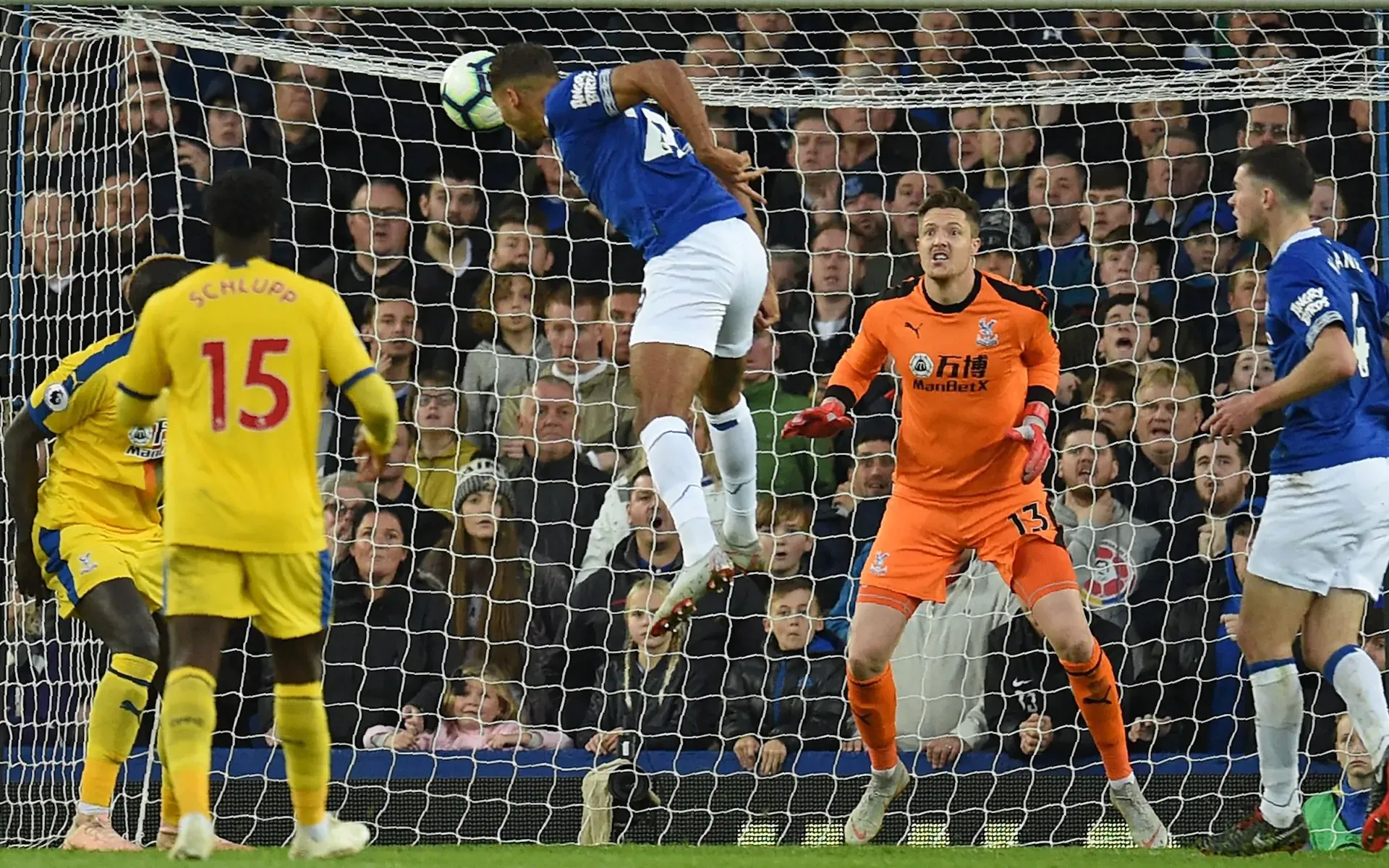 Dominic Calvert-Lewin came bật cao đánh đầu ghi bàn cho Everton