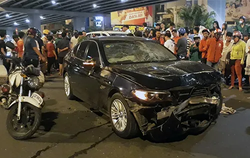 BMW, tai nạn liên hoàn, ngã tư Hàng Xanh, nữ tài xế lái BMW