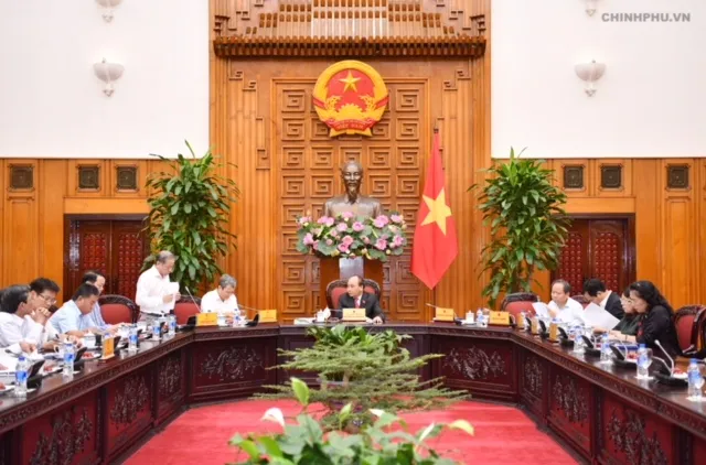 Thủ tướng làm việc về việc di dời dân cư khỏi di tích Kinh thành Huế. Ảnh: VGP/Quang Hiếu