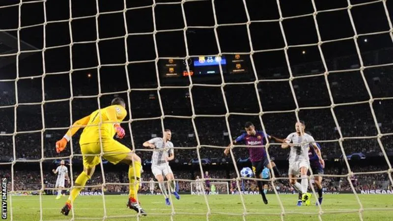 Rafinha ghi bàn vào lưới Inter Milan giúp Barcelona dẫn 1-0 ở phút 32.