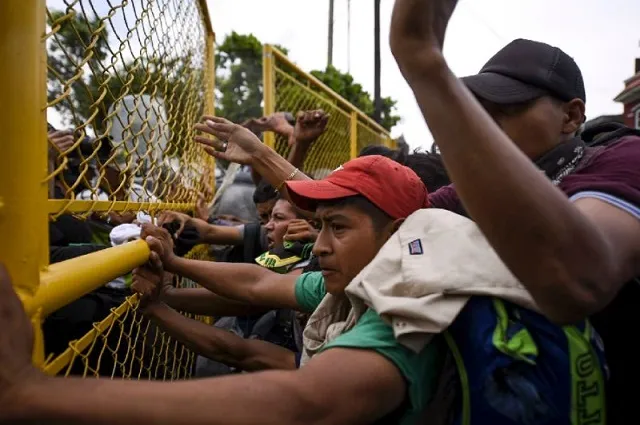 Hàng ngàn người di cư Honduras phá vỡ hàng rào cảnh sát