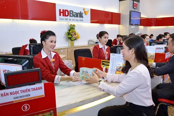 Khách hàng giao dịch tại HD Bank.