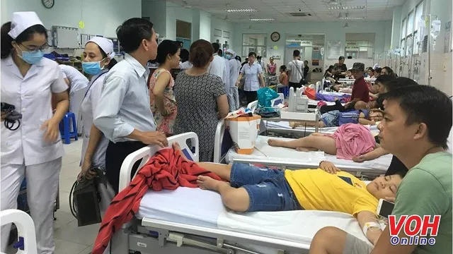 Trẻ bị ngộ độc thực phẩm điều trị tại bệnh viện Tân Phú