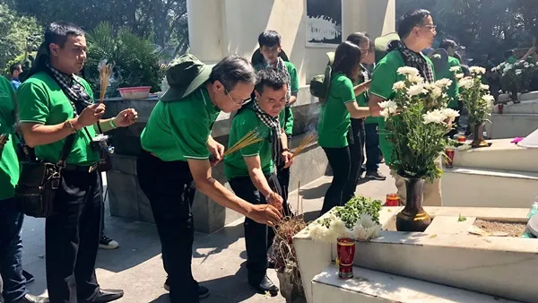 Ông Lê Công Đồng – Giám đốc Đài Tiếng nói Nhân dân TPHCM thắp nén tâm linh tại khu nghĩa trang của 10 cô gái Đồng Lộc